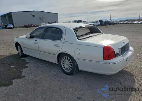 2003 Lincoln Town Car Signature z USA, uszkodzony, nr VIN 1LNHM82W73Y627898